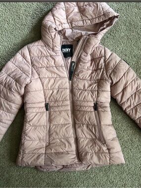 DKNY girls Hooded Packable Puffer Jacket in Blush Pink size 7-8 yrs